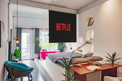 带阳台的公寓 — Saigon Hideout New World View - Local Stay, Netflix & Bathtub District 1
