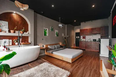 带景观阳台的公寓 — Saigon Hideout New World View - Local Stay, Netflix & Bathtub District 1